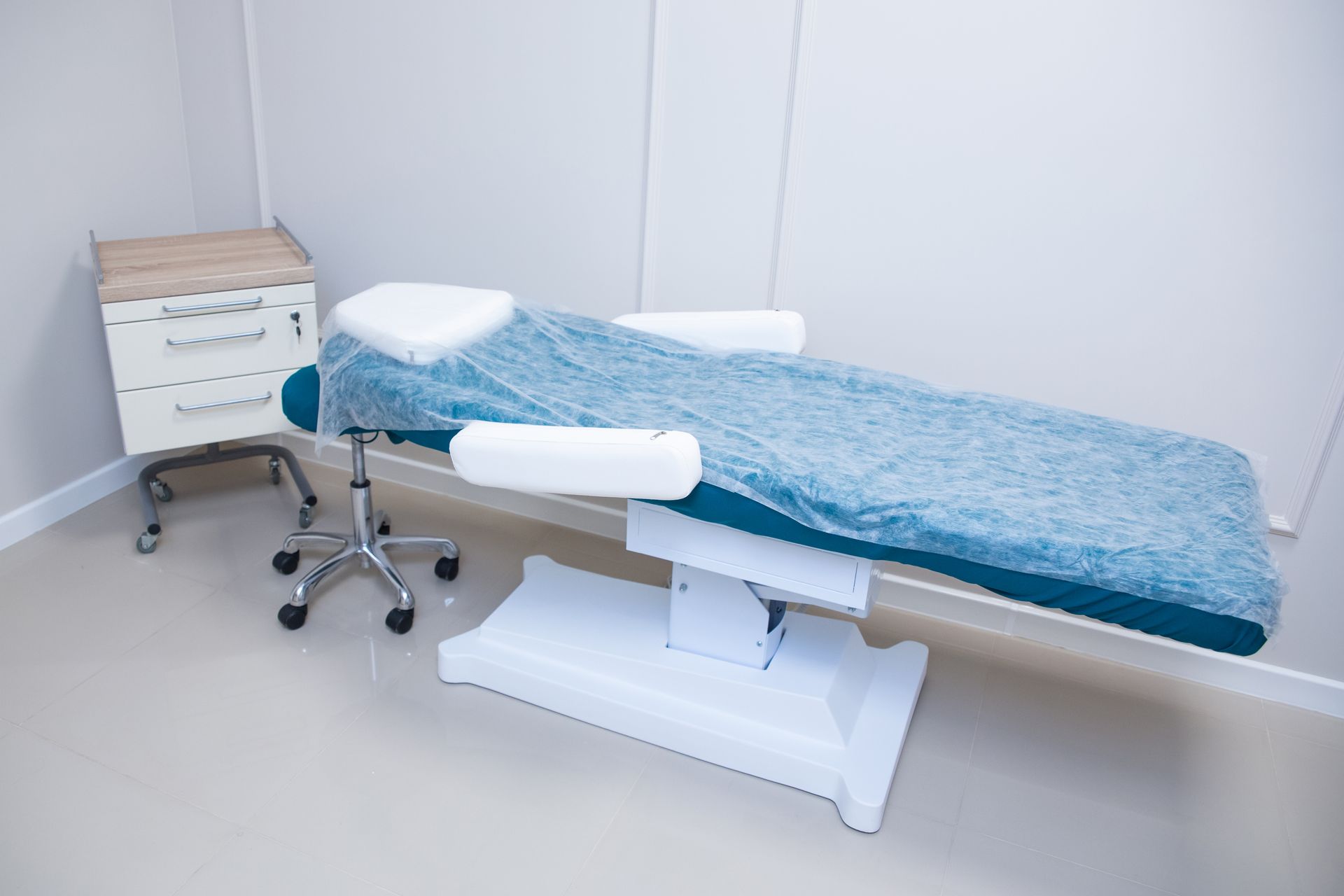 Medical examination table and clinical equipment in a clean treatment room